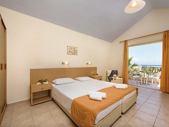 Olympion Village Hotel - Wohnbeispiel Doppelzimmer Poolblick (Zimmercodierung DBP)