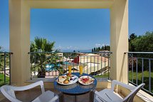 Olympion Village Hotel - Wohnbeispiel Doppelzimmer Poolblick (Zimmercodierung DBP)