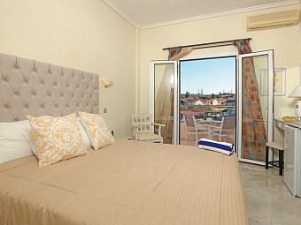 Cavomarina Beach - Wohnbeispiel Doppelzimmer Gartenblick (Zimmercodierung D1G)