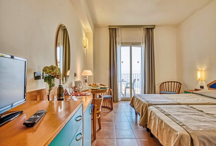 Antares Olimpo & Le Terrazze - Wohnbeispiel Doppelzimmer seitlicher Meerblick Antares (Zimmercodierung DBN)