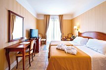 Dioscuri Bay Palace - Wohnbeispiel Doppelzimmer Superior seitl. Meerblick (Zimmercodierung DSN)