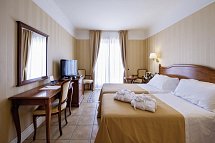 Dioscuri Bay Palace - Wohnbeispiel Doppelzimmer Superior seitl. Meerblick (Zimmercodierung DSN)