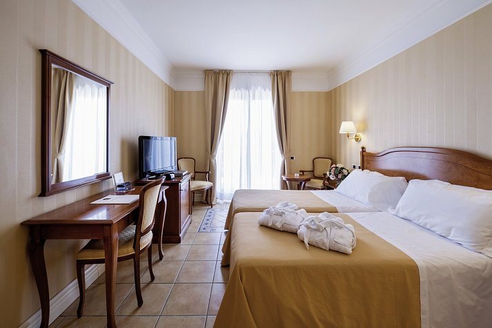 Dioscuri Bay Palace - Wohnbeispiel Doppelzimmer Superior seitl. Meerblick (Zimmercodierung DSN)