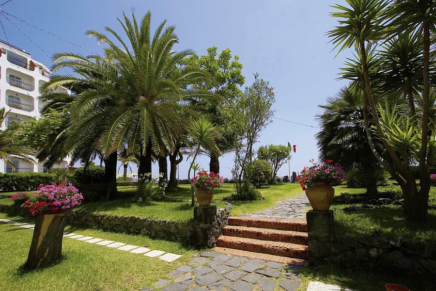 Delta Hotels by Marriott Giardini Naxos - Außenanlage