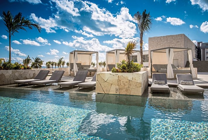 Majestic Elegance Costa Mujeres