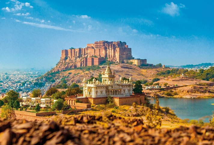 Auf den Spuren der Maharadschas - Jodhpur, Meherangarh Fort mit Jaswant Thada im Vordergrund