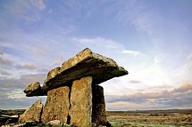 Entlang der Höhepunkte Irlands - Poulnabrone Dolmen, Burren