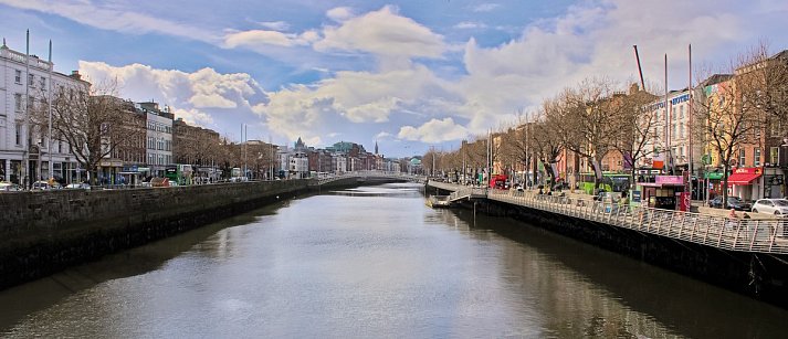 Entlang der Höhepunkte Irlands - River Liffey, Dublin City