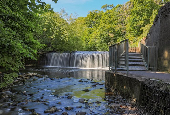 Höhepunkte rund um Edinburgh - Wasserfall im Dean Village, Edinburgh