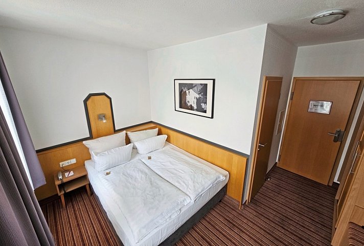 Hotel Am Kaisersaal - Wohnbeispiel Doppelzimmer Economy (S) (Zimmercodierung DE1)