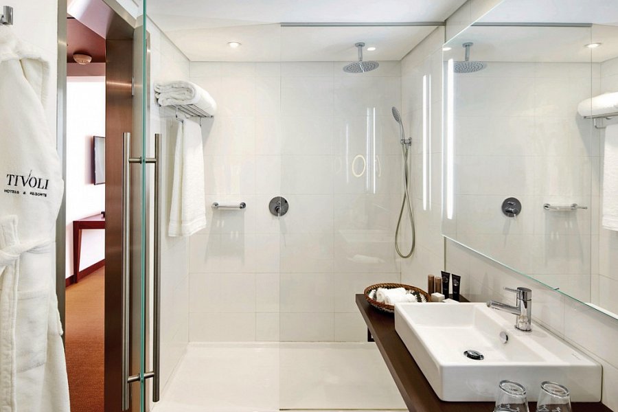 Tivoli Marina Vilamoura - Beispiel Bad Doppelzimmer Premium PuroBeach (Zimmercodierungen UMH & UMM)