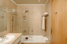 Vale d'El Rei Hotel & Villas - Beispiel Bad Doppelzimmer Classic (Zimmercodierungen DB1 & DB3)