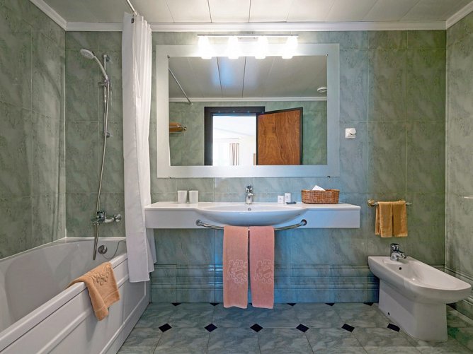 Baía Madeira Hotel - Beispiel Bad Juniorsuite Komfort (Zimmercodierung JFN)