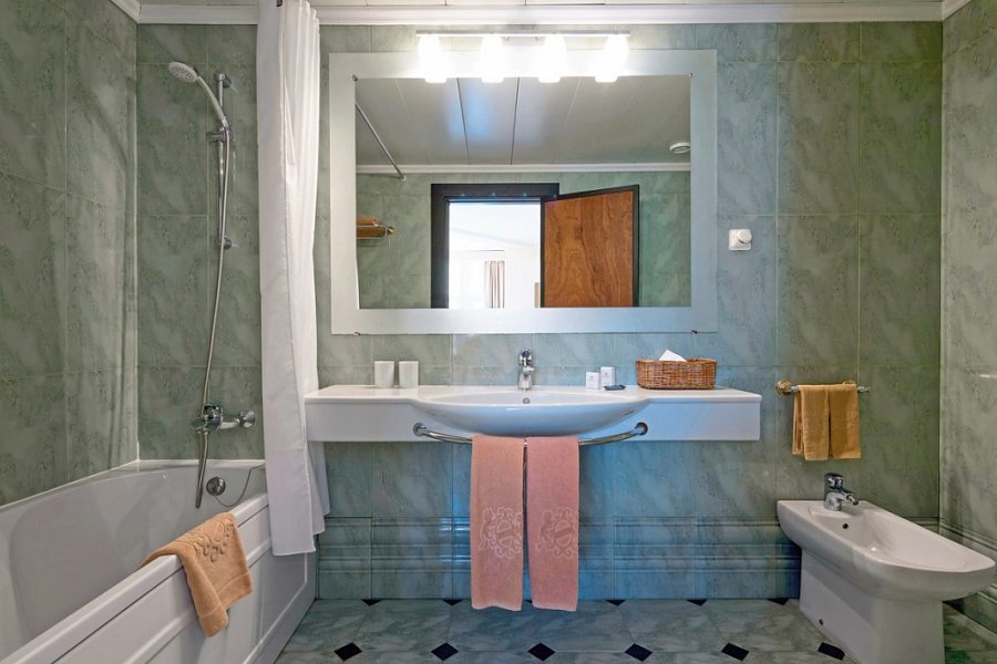 Baía Madeira Hotel - Beispiel Bad Juniorsuite Komfort (Zimmercodierung JFN)