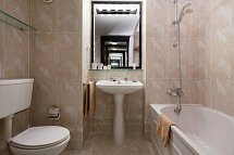 Baía Madeira Hotel - Beispiel Bad Doppelzimmer (Zimmercodierung DBG)