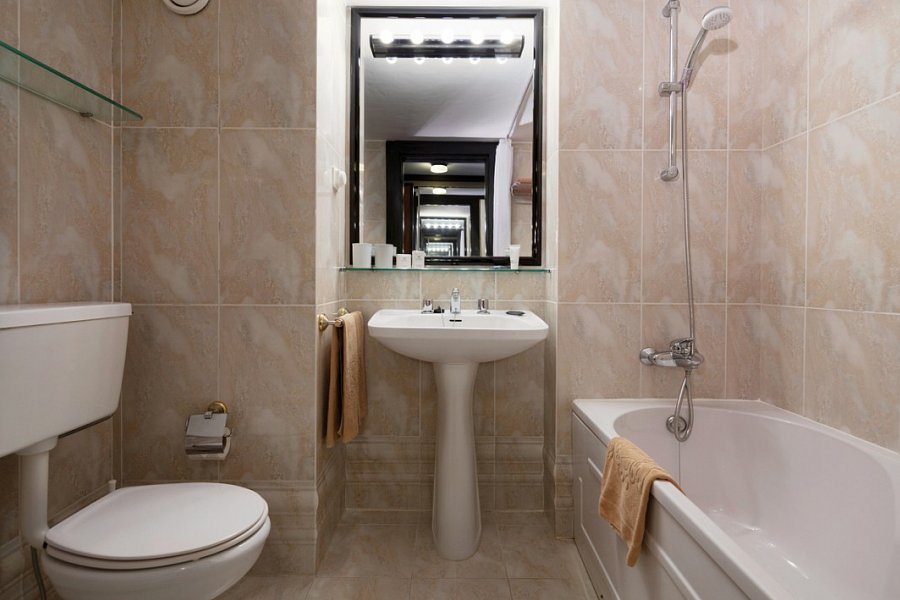 Baía Madeira Hotel - Beispiel Bad Doppelzimmer (Zimmercodierung DBG)
