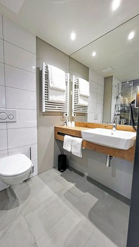 Mountain View Hotel Willingen BW Signature Collection by Best Western - Beispiel Bad Doppelzimmer (Zimmercodierungen DB1, DC1, DC2 & FB1)