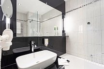 Sauerland Stern Hotel - Wohnbeispiel Bad (Zimmercodierungen FB1, DG1, DC1, DG2, FB2, DC2, DX1, FX1, DX2, FX2, DX3 & FX3)