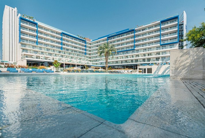 L'Azure Hotel