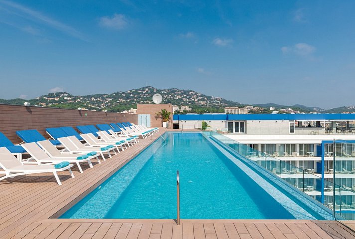 L'Azure Hotel