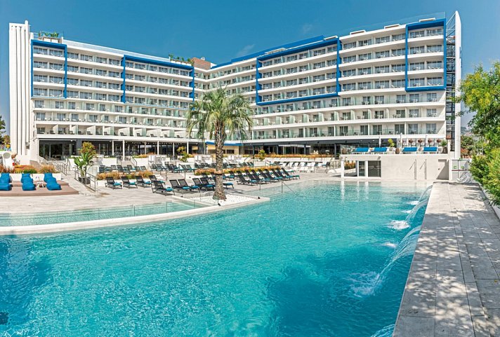 L'Azure Hotel