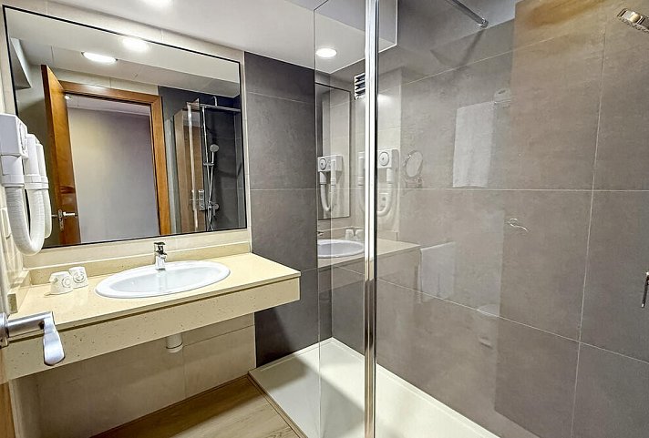 htop Jadhe - Badbeispiel Doppelzimmer (Zimmercodierungen DB1, RB1, D1P, RBP & DSP)