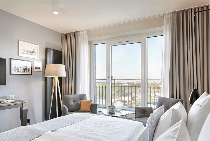 Küstenperle Strandhotel & Spa - Wohnbeispiel Perlezimmer mit seitlichem Meerblick (Zimmercodierung DGN)