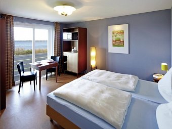 Hotel Helgoländer Klassik - Wohnbeispiel Doppelzimmer Seeseite (Zimmercodierungen DBM & D1M)