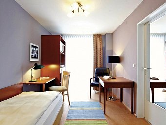 Hotel Helgoländer Klassik - Wohnbeispiel Einzelzimmer seitliche Seesicht (Zimmercodierungen EBN & EB1)