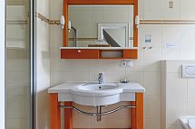 Inselhopping Nordfriesland - Beispiel Bad Doppelzimmer Standard (Zimmercodierung DG1)
