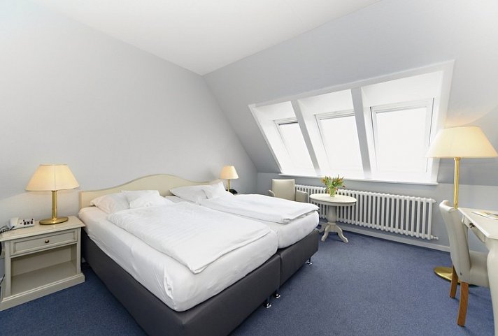 Kurhaus Hotel - Wohnbeispiel Doppelzimmer Meerblick klein (Zimmercodierung DBM)