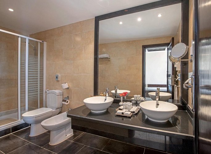 Fort Arabesque - The West Bay - Beispiel Bad Juniorsuite (Zimmercodierung JB1)
