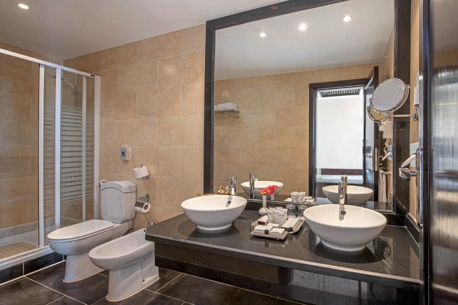 Fort Arabesque - The West Bay - Beispiel Bad Juniorsuite (Zimmercodierung JB1)