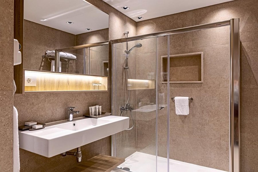 Fort Arabesque - The West Bay - Beispiel Bad Doppelzimmer Komfort (Zimmercodierungen DF1 & DB1)