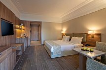 Serenity Alma Heights - Wohnbeispiel Doppelzimmer Premium Poolblick (Zimmercodierungen DMP & DC1)