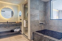 Aldiana Club Naga Bay - Beispiel Bad Swim Up Juniorsuite Meerblick (Zimmercodierung J1Q)