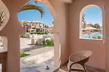 Pickalbatros Aqua Vista Resort powered by Playitas - Beispiel Terrasse Familienzimmer Poolblick (Zimmercodierung F1P)