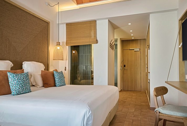 Cala San Miguel Ibiza Resort, Curio Collection by Hilton - Wohnbeispiel Doppelzimmer Club King-Size-Bett Poolblick (Zimmercodierung DBP)