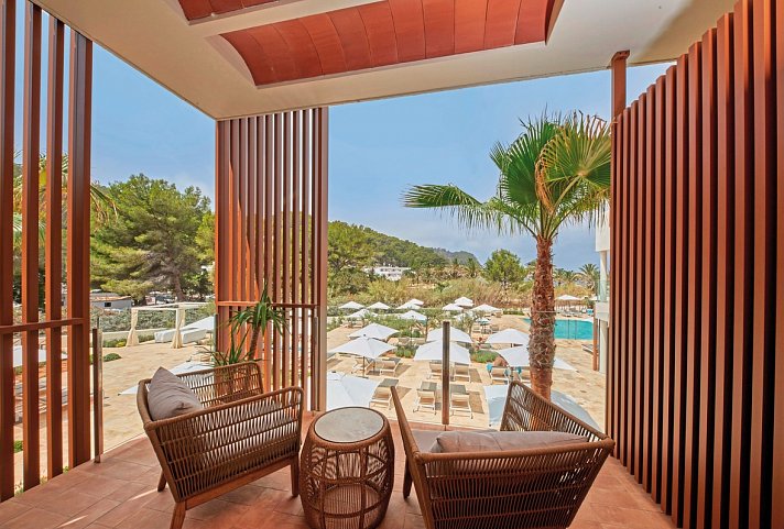 Cala San Miguel Ibiza Resort, Curio Collection by Hilton - Beispiel Balkon (Zimmercodierung DBP)