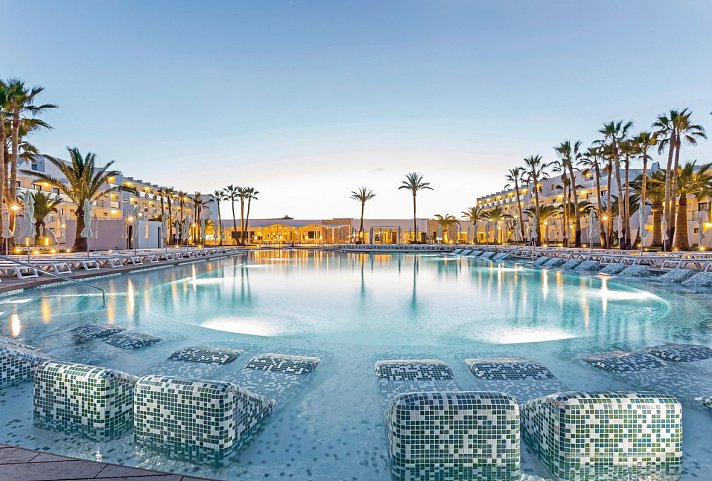 Grand Palladium White Island Resort & Spa