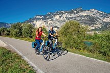 Etsch-Radweg Nauders - Gardasee - Radler bei Salurn