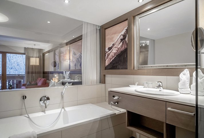 Wellness & Relax Hotel Milderer Hof - Beispiel Bad Juniorsuite Standard (Zimmercodierung JG2)