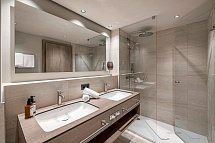 Krumers Alpin – Your Mountain Oasis - Beispiel Bad Doppelzimmer Deluxe (Zimmercodierung DD1)