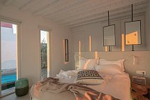 Ostraco Suites - Wohnbeispiel Deluxe Zimmer mit Meerblick und Außen-Jacuzzi (Zimmercodierung DDM)