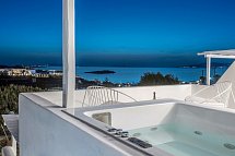 Ostraco Suites - Wohnbeispiel Deluxe Zimmer mit Meerblick und Außen-Jacuzzi (Zimmercodierung DDM)