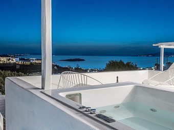 Ostraco Suites - Wohnbeispiel Deluxe Zimmer mit Meerblick und Außen-Jacuzzi (Zimmercodierung DDM)