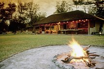 Drifters - Botswana Explorer Johannesburg - Victoria Falls - Maun Tented Feuerstelle/Lounge