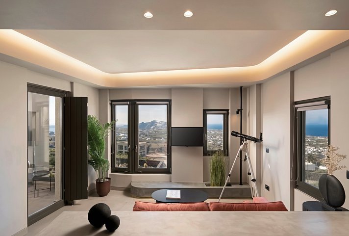 Apikia Santorin - Wohnbeispiel Suite Elite Meerblick Whirlpool (Zimmercodierung WBM)