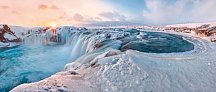 Isländische Naturelemente und Lichtspiele - Godafoss