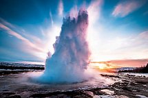Isländische Naturelemente und Lichtspiele - Geysir